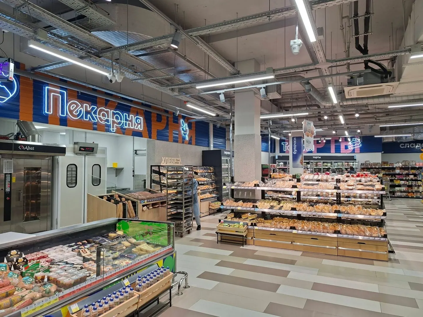 Пекарня, готовые продукты и торговый зал образуют общий контур